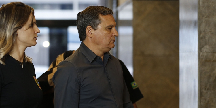 Rio de Janeiro - O ex-chefe da Casa Civil do governo Sérgio Cabral, Régis Fichtner, chega preso à sede da Polícia Federal (Tânia Rêgo/Agência Brasil)