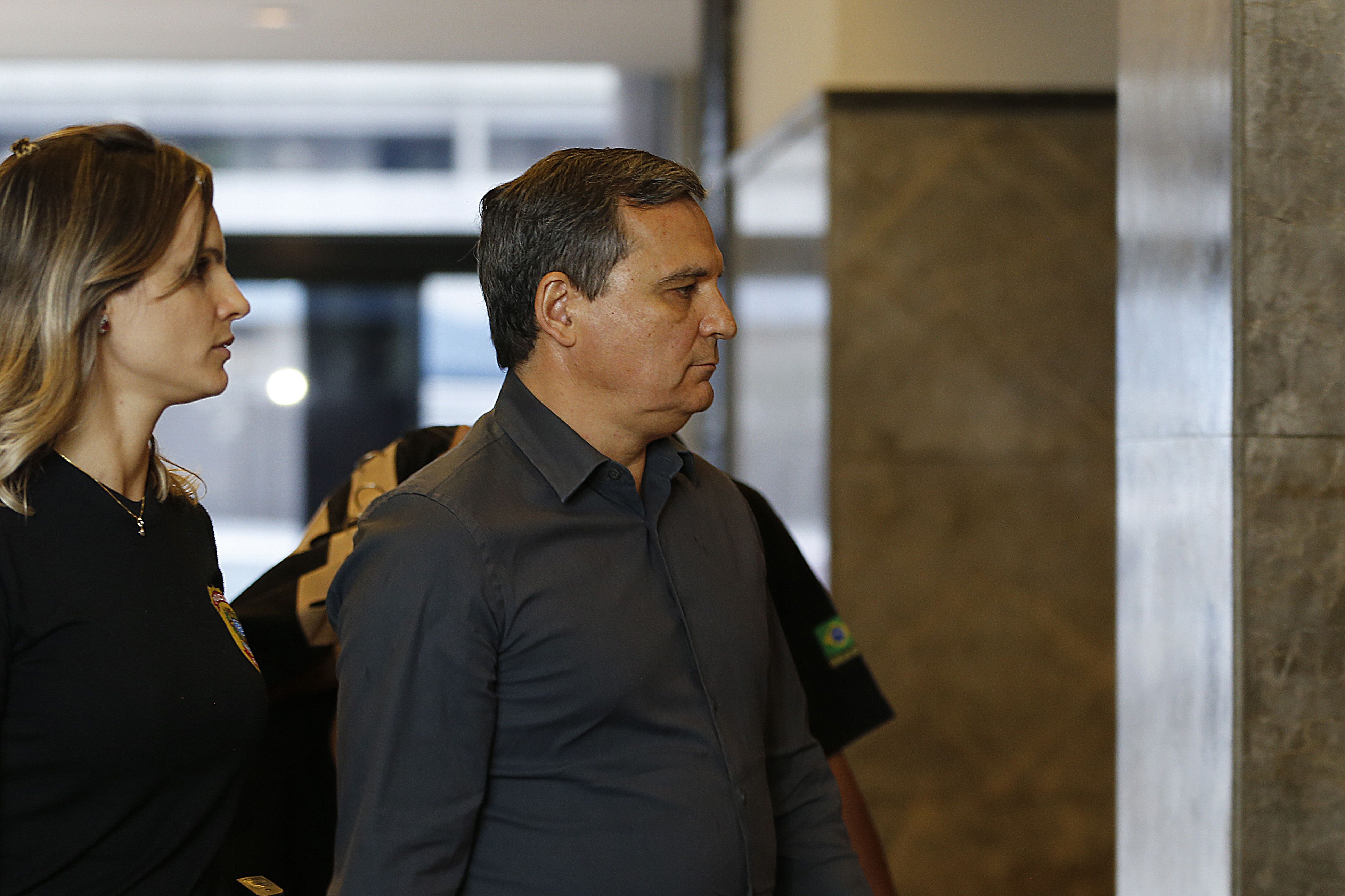 Rio de Janeiro - O ex-chefe da Casa Civil do governo Sérgio Cabral, Régis Fichtner, chega preso à sede da Polícia Federal (Tânia Rêgo/Agência Brasil)