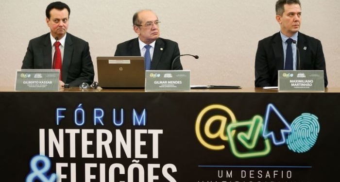 Brasília - O ministro da Ciência e Tecnologia, Gilberto Kassab, o presidente do TSE, Gilmar Mendes, e o coordenador do Comitê Gestor da Internet, Maximiliano Martinhão, durante a abertura do 1º Seminário Internet e Eleições, organizado pelo Tribunal Superior Eleitoral (TSE) em parceria com o Ministério de Ciência e Tecnologia. (Foto: Marcelo Camargo/Agência Brasil)