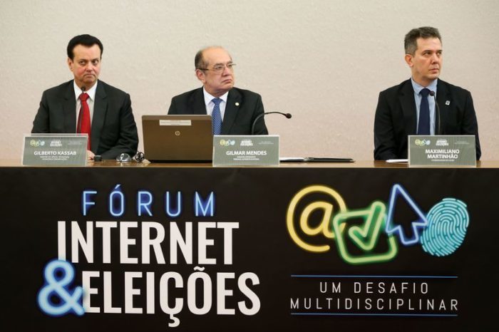 Brasília - O ministro da Ciência e Tecnologia, Gilberto Kassab, o presidente do TSE, Gilmar Mendes, e o coordenador do Comitê Gestor da Internet, Maximiliano Martinhão, durante a abertura do 1º Seminário Internet e Eleições, organizado pelo Tribunal Superior Eleitoral (TSE) em parceria com o Ministério de Ciência e Tecnologia. (Foto: Marcelo Camargo/Agência Brasil)