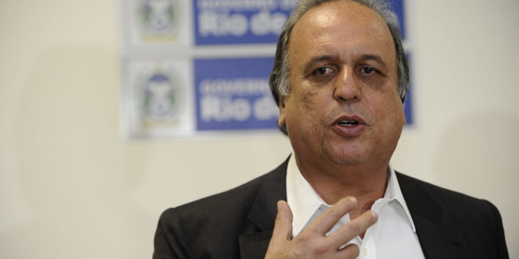 Governador Luiz Fernando Pezão e prefeitos discutem medidas contra a crise econômica nas cidades no entorno do Complexo Petroquímico do Rio de Janeiro em reunião no Palácio Guanabara (Fernando Frazão/Agência Brasil)