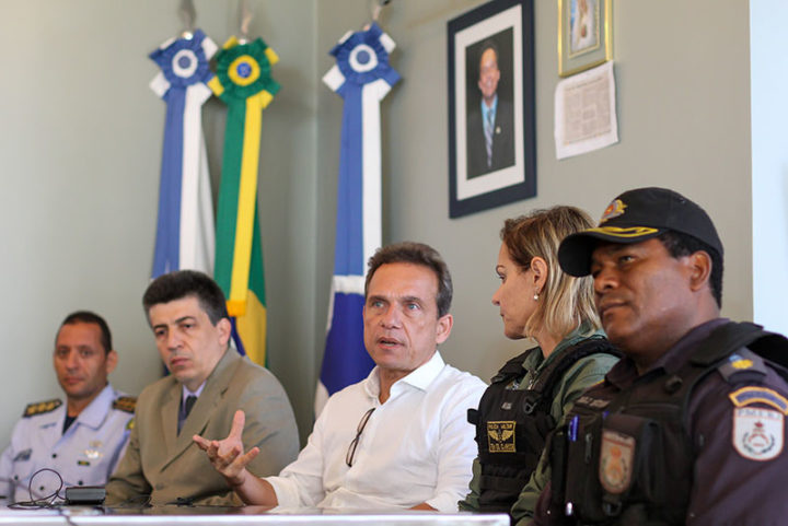 Coletiva no gabinete sobre seguranção pública com o prefeito Aluízio Santos Júnior e representantes das forças de segurança. Macaé/RJ. Data: 10/01/2018. Foto: Rui Porto Filho