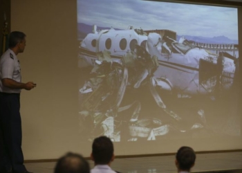 Brasília - O  coronel aviador Marcelo Moreno, apresenta o relatório do acidente com a aeronave PR-SOM, que vitimou cinco pessoas, entre elas o então miinistro do Supremo Tribunal Federal (STF), Teori Zavascki
