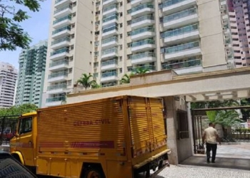 Rabecão em frente ao apartamento do promotor de Justiça encontrado morto no RJ | Foto: Jornal Extra