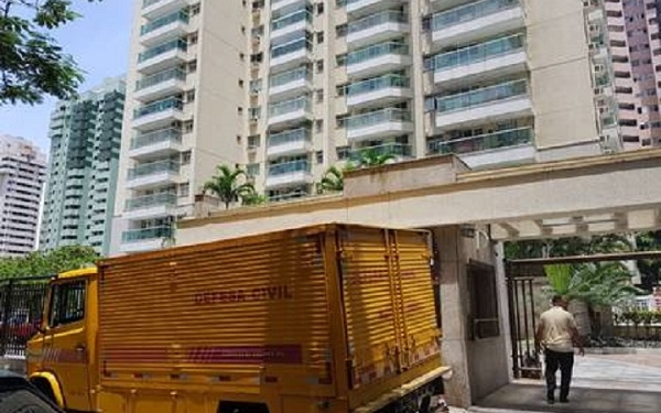 Rabecão em frente ao apartamento do promotor de Justiça encontrado morto no RJ | Foto: Jornal Extra
