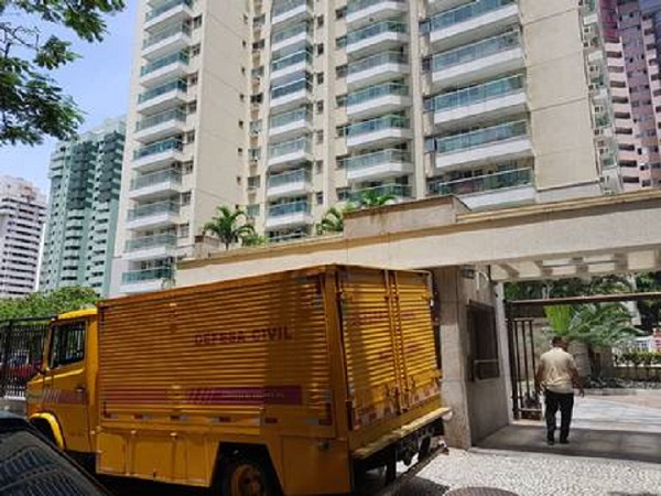 Rabecão em frente ao apartamento do promotor de Justiça encontrado morto no RJ | Foto: Jornal Extra