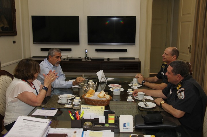 Reunião do secretário Christino Áureo com as forças de segurança em Macaé-RJ | Foto: Divulgação