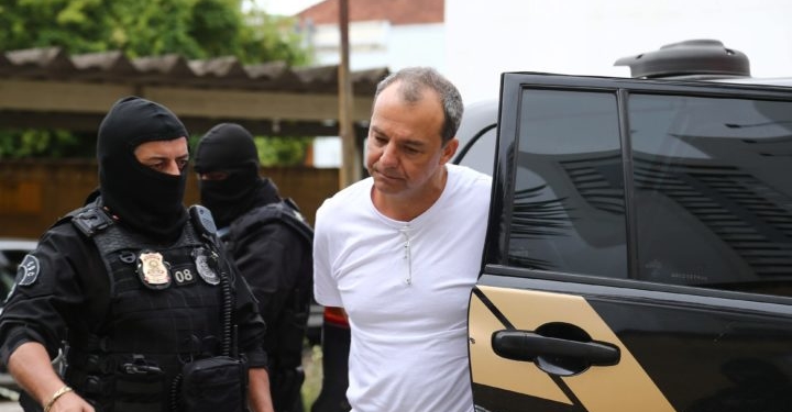 Curitiba (PR), LAVA JATO - POÍíTICA - O ex-governador do Rio de Janeiro, Sérgio Cabral (PMDB) realiza exame corpo delito no IML em Curitiba neste sábado (10). Ele está preso desde o dia 17 de novembro no Complexo Penitenciário de Gericinó (Bangu), com outros presos na Operação Calicute, deflagrada pela Polícia Federal e do Ministério Público Federal. Foto: Geraldo Bubniak/Agência O Globo / PAGOS