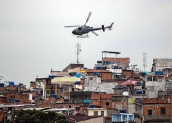 Helicóptero do Core sobrevoando o Jacarezinho | Foto: Folha de São Paulo