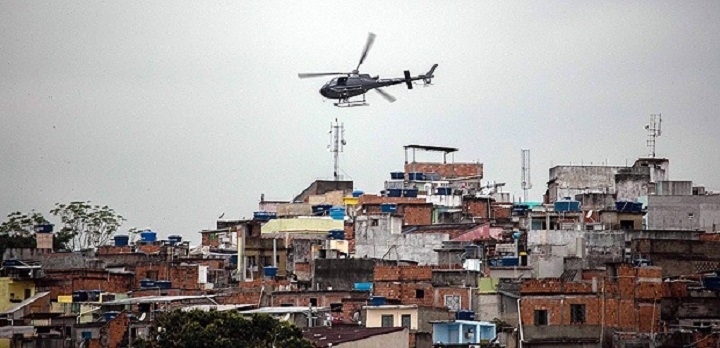 Helicóptero do Core sobrevoando o Jacarezinho | Foto: Folha de São Paulo