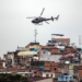 Helicóptero do Core sobrevoando o Jacarezinho | Foto: Folha de São Paulo