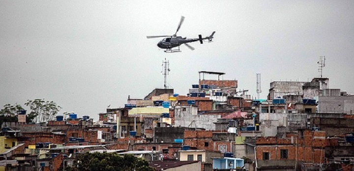 Helicóptero do Core sobrevoando o Jacarezinho | Foto: Folha de São Paulo