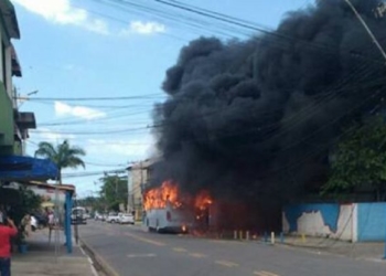 Ônibus incendiado