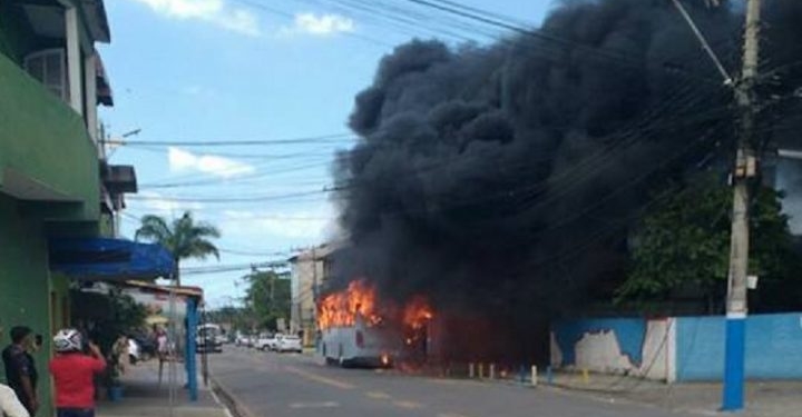 Ônibus incendiado