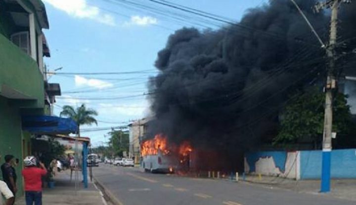 Ônibus incendiado