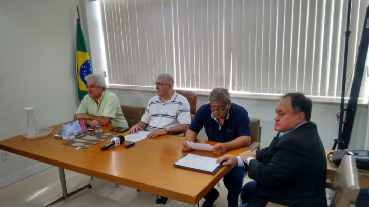 Joilson Barreto (esq.) e representantes do sindicato celebrando o fechamento dos supermercados aos domingos | Foto: Divulgação