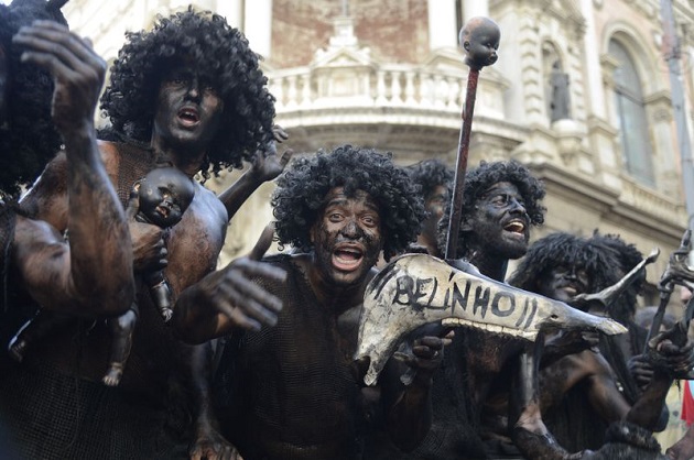 Rio de Janeiro -  O Cordão da Bola Preta, mais antigo bloco em atividade no Rio de Janeiro, faz desfile comemorativo de seu centenário no centro da cidade (Tânia Rêgo/Agência Brasil)