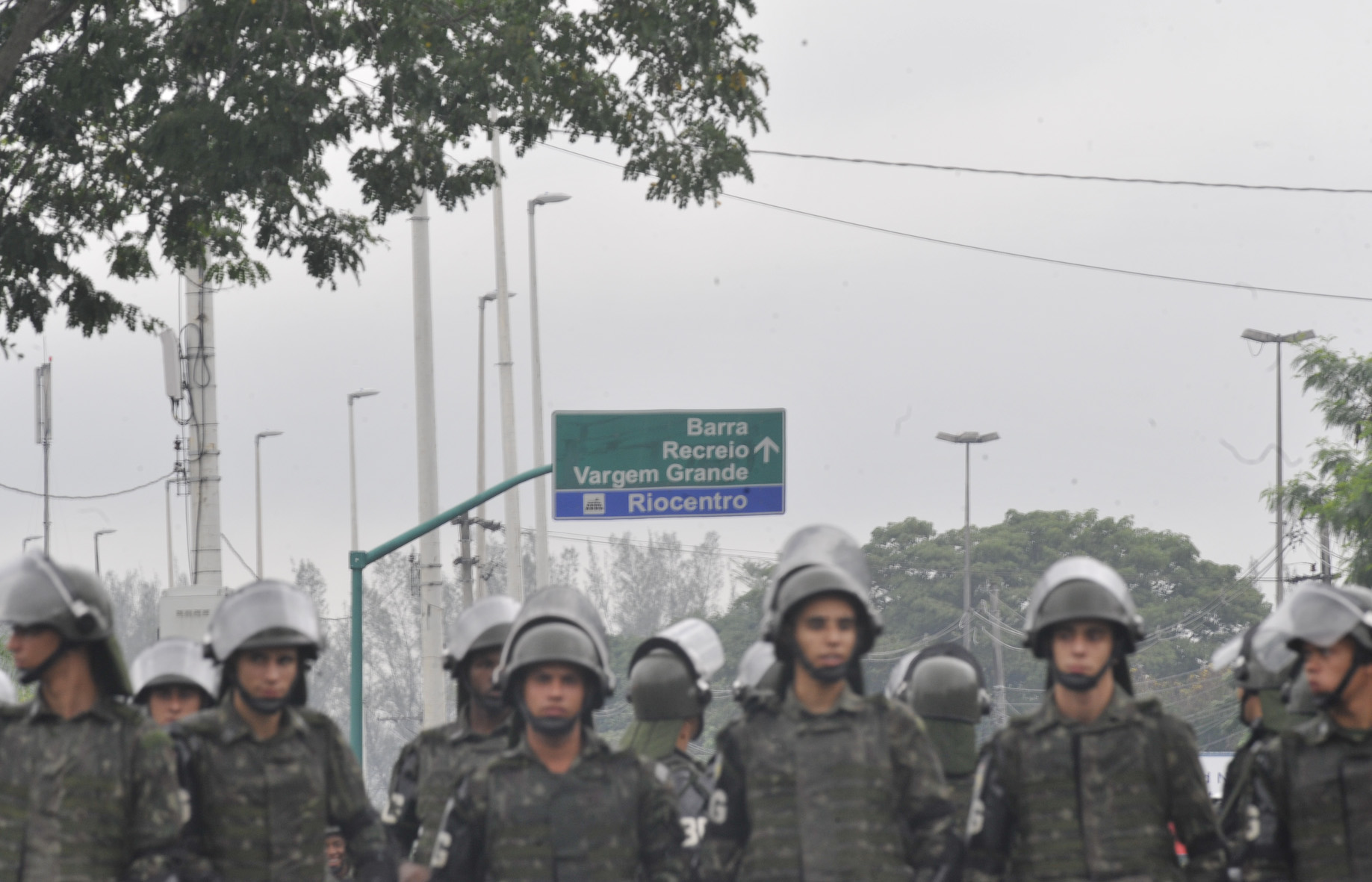 Rio de janeiro - Segurança reforçada no rio centro as vias de acesso estão restitas devido a manifetações populares e a segurança dos chefes de estado que participarão da abertura oficial do evento