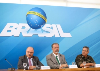 Brasília - O ministros do Gabinete de Segurança Institucional, Sérgio Etchegoyen, da Defesa, Raul Jungmann, e o comandante Militar do Leste, General Braga Netto, falam sobre o decreto de intervenção no Rio (Marcelo Camargo/Agência Brasil)