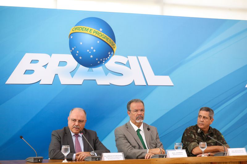 Brasília - O ministros do Gabinete de Segurança Institucional, Sérgio Etchegoyen, da Defesa, Raul Jungmann, e o comandante Militar do Leste, General Braga Netto, falam sobre o decreto de intervenção no Rio (Marcelo Camargo/Agência Brasil)