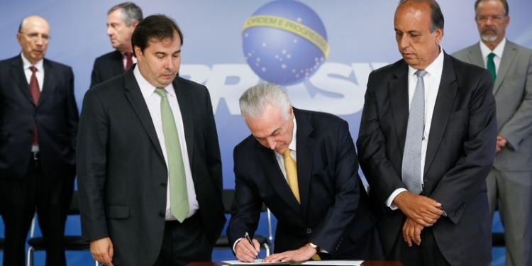 Brasília - Presidente Michel Temer durante cerimônia de assinatura de decreto de intervenção Federal no estado do Rio de Janeiro, no Palácio do Planalto (Beto Barata/PR)