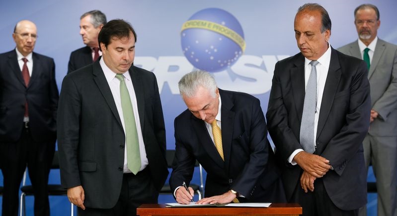 Brasília - Presidente Michel Temer durante cerimônia de assinatura de decreto de intervenção Federal no estado do Rio de Janeiro, no Palácio do Planalto (Beto Barata/PR)