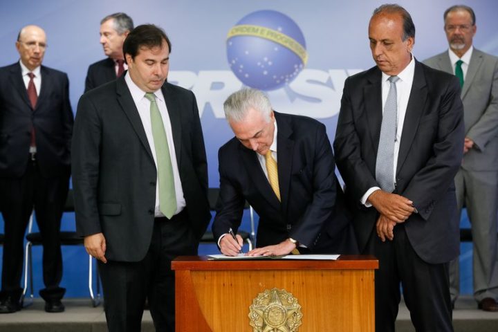 Brasília - Presidente Michel Temer durante cerimônia de assinatura de decreto de intervenção Federal no estado do Rio de Janeiro, no Palácio do Planalto (Beto Barata/PR)
