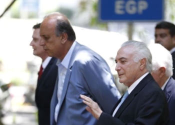 Rio de Janeiro - O presidente Michel Temer chega acompanhado do Governador Luiz Fernando pezão e o prefeito Marcelo Crivella junto e comitiva com ministros ao Palácio Guanabara para tratar da intervenção federal no Estado ( Tomaz Silva/Agência Brasil)