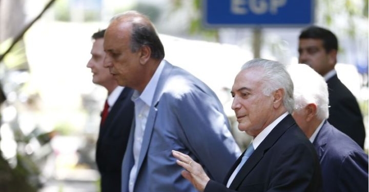 Rio de Janeiro - O presidente Michel Temer chega acompanhado do Governador Luiz Fernando pezão e o prefeito Marcelo Crivella junto e comitiva com ministros ao Palácio Guanabara para tratar da intervenção federal no Estado ( Tomaz Silva/Agência Brasil)
