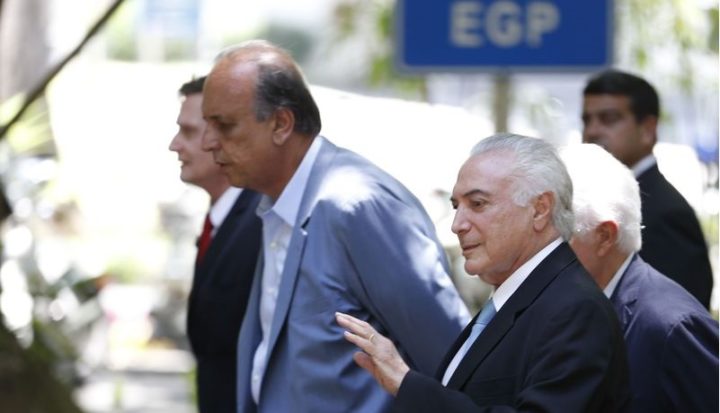Rio de Janeiro - O presidente Michel Temer chega acompanhado do Governador Luiz Fernando pezão e o prefeito Marcelo Crivella junto e comitiva com ministros ao Palácio Guanabara para tratar da intervenção federal no Estado ( Tomaz Silva/Agência Brasil)