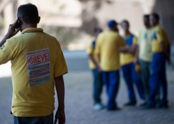 Correios acionam o TST para tentar encerrar greve iniciada na quinta-feira. Sindicatos mantêm paralisação e cobram mudanças no plano de saúde.