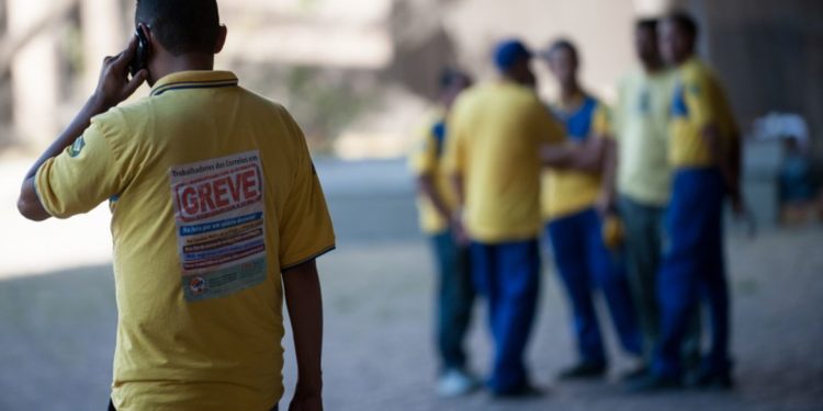 Correios acionam o TST para tentar encerrar greve iniciada na quinta-feira. Sindicatos mantêm paralisação e cobram mudanças no plano de saúde.