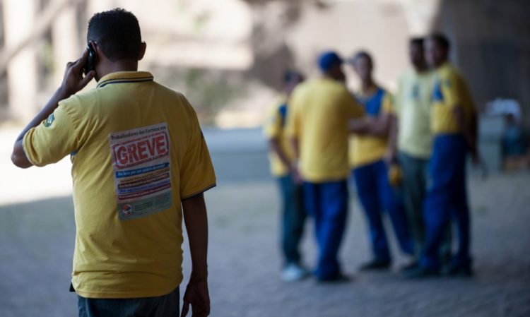 Correios acionam o TST para tentar encerrar greve iniciada na quinta-feira. Sindicatos mantêm paralisação e cobram mudanças no plano de saúde.