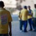 Correios acionam o TST para tentar encerrar greve iniciada na quinta-feira. Sindicatos mantêm paralisação e cobram mudanças no plano de saúde.