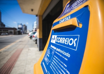 Em crise, Correios projetam necessidade de mais R$ 8 bilhões em 2026 e detalham plano com cortes de gastos, PDV e venda de imóveis.