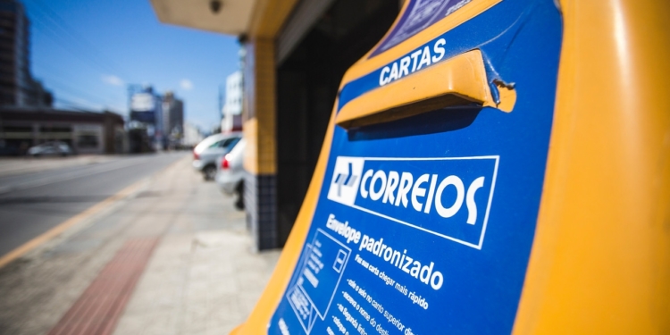 Em crise, Correios projetam necessidade de mais R$ 8 bilhões em 2026 e detalham plano com cortes de gastos, PDV e venda de imóveis.