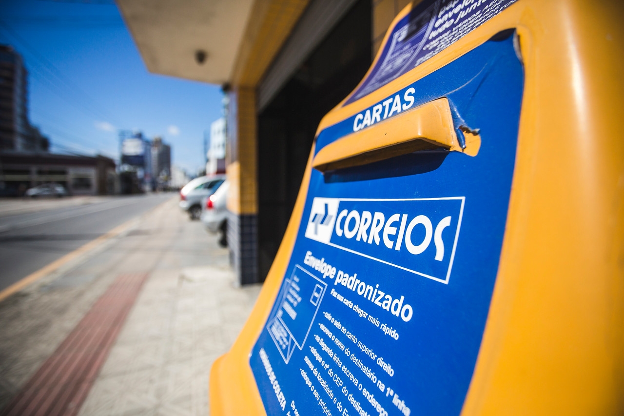 Em crise, Correios projetam necessidade de mais R$ 8 bilhões em 2026 e detalham plano com cortes de gastos, PDV e venda de imóveis.