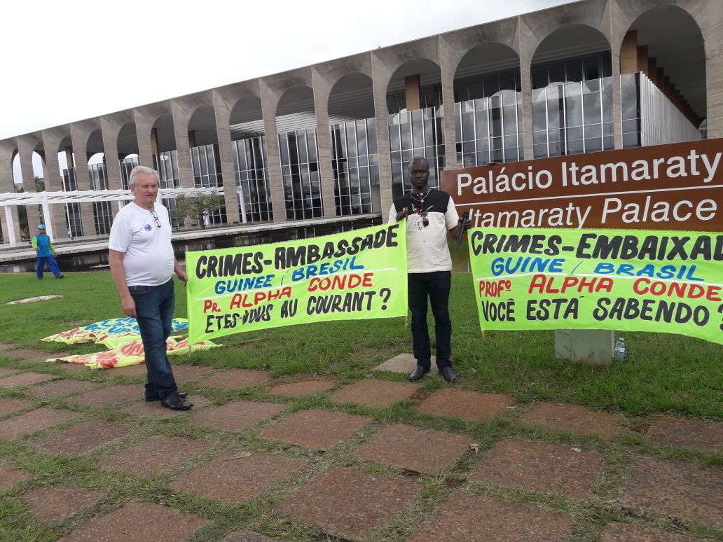 Dois ex-funcionários da Embaixada da Guiné em frente a sede do Itamaraty