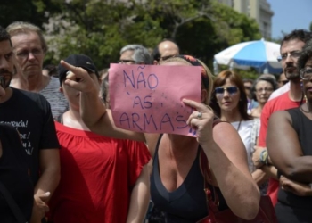 Rio de Janeiro - Milhares de pessoas realizam ato em memória e solidariedade ao motorista Anderson Pedro Gomes e à vereadora Marielle Franco, em frente à Câmera dos Vereadores (Tânia Rêgo/Agência Brasil)