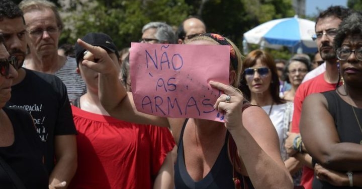 Rio de Janeiro - Milhares de pessoas realizam ato em memória e solidariedade ao motorista Anderson Pedro Gomes e à vereadora Marielle Franco, em frente à Câmera dos Vereadores (Tânia Rêgo/Agência Brasil)