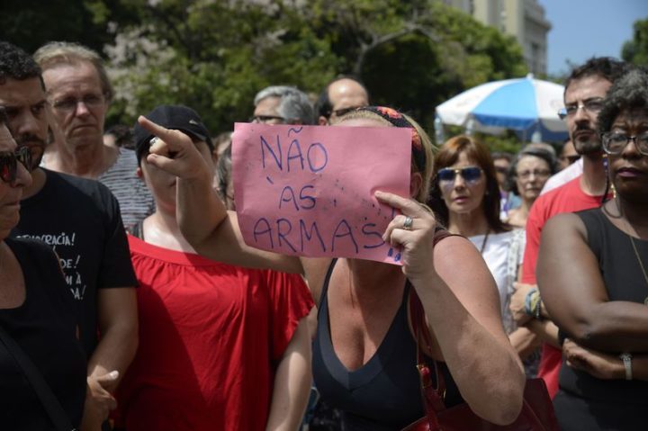 Rio de Janeiro - Milhares de pessoas realizam ato em memória e solidariedade ao motorista Anderson Pedro Gomes e à vereadora Marielle Franco, em frente à Câmera dos Vereadores (Tânia Rêgo/Agência Brasil)