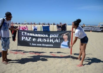 Rio de Janeiro - Protesto na praia de Copacabana lembra morte há um ano da menina Maria Eduarda, e de outras 46 crianças vítimas da violência nos últimos 11 anos (Fernando Frazão/Agência Brasil)