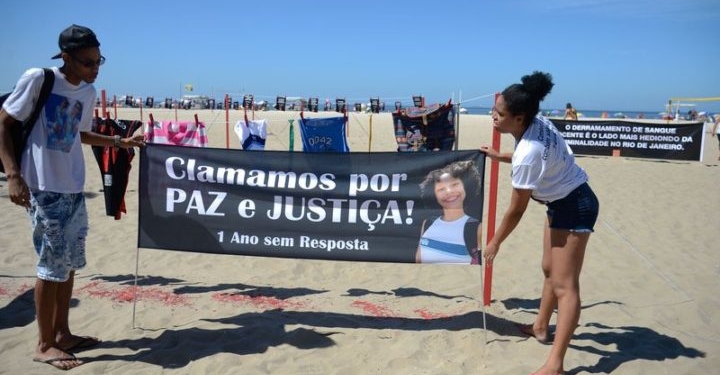 Rio de Janeiro - Protesto na praia de Copacabana lembra morte há um ano da menina Maria Eduarda, e de outras 46 crianças vítimas da violência nos últimos 11 anos (Fernando Frazão/Agência Brasil)