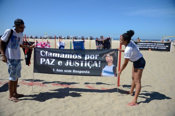Rio de Janeiro - Protesto na praia de Copacabana lembra morte há um ano da menina Maria Eduarda, e de outras 46 crianças vítimas da violência nos últimos 11 anos (Fernando Frazão/Agência Brasil)