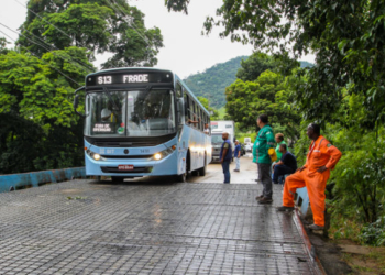 Técnicos de diversas secretarias se mobilizam para o reestabelecimento da mobilidade na ponte do Trapiche que foi danificada pelas recentes chuvas. Macaé/RJ. Data:  17/03/2018. Foto: Guga Malheiros/Prefeitura de Macaé