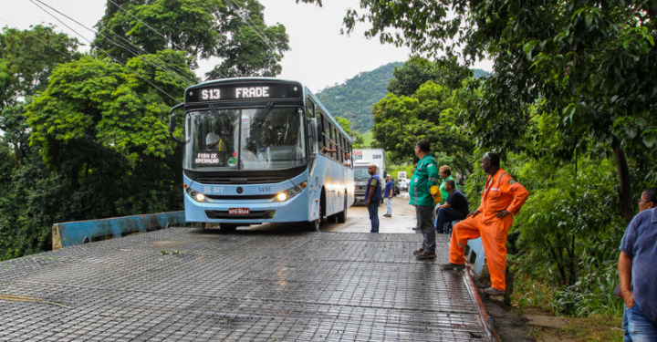 Técnicos de diversas secretarias se mobilizam para o reestabelecimento da mobilidade na ponte do Trapiche que foi danificada pelas recentes chuvas. Macaé/RJ. Data: 17/03/2018. Foto: Guga Malheiros/Prefeitura de Macaé
