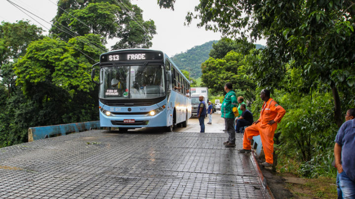 Técnicos de diversas secretarias se mobilizam para o reestabelecimento da mobilidade na ponte do Trapiche que foi danificada pelas recentes chuvas. Macaé/RJ. Data:  17/03/2018. Foto: Guga Malheiros/Prefeitura de Macaé