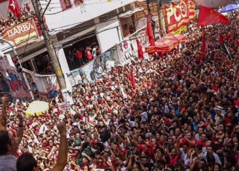 Multidão em frente ao Sindicato em São Bernardo do Campos-SP, em solidariedade a Lula