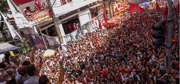 Multidão em frente ao Sindicato em São Bernardo do Campos-SP, em solidariedade a Lula