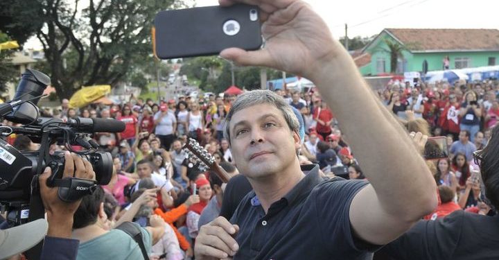 Curitiba (PR)- O senador Luiz Lindbergh Farias Filho, participa de ato contra a prisão do ex-presidente Lula no Paraná (Marcello Casal Jr/Agência Brasil)